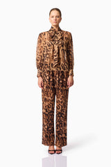 Blonde model wearing CURAAE Zali Bloudse & Pants Set in Leopard Print front pose