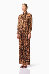 Blonde model wearing CURAAE Zali Bloudse & Pants Set in Leopard Print side pose