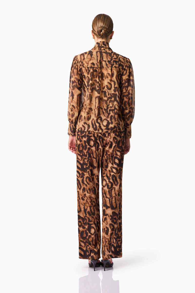 Blonde model wearing CURAAE Zali Bloudse & Pants Set in Leopard Print back pose