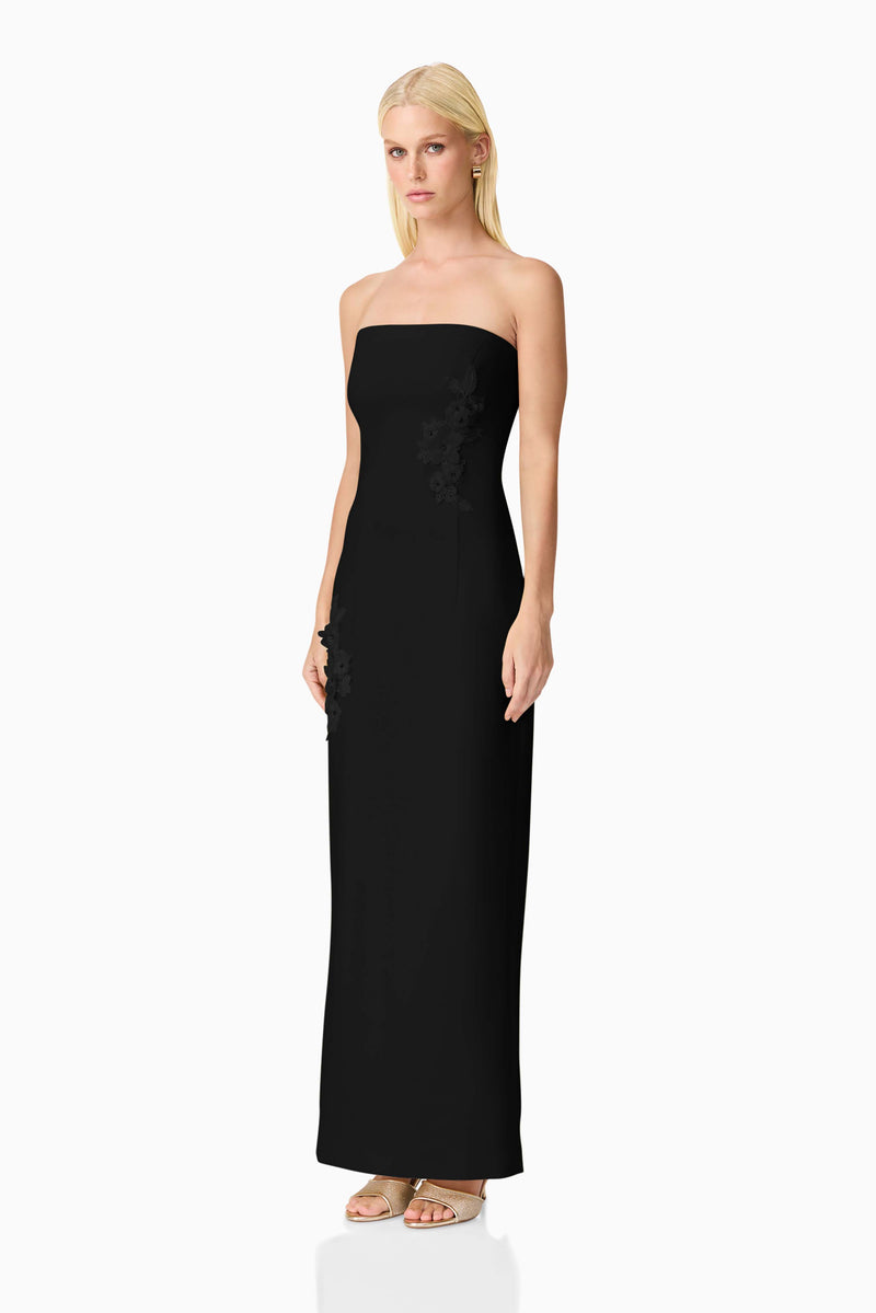 Blonde model wearing Evee Strapless Maxi Dress in Black side shot