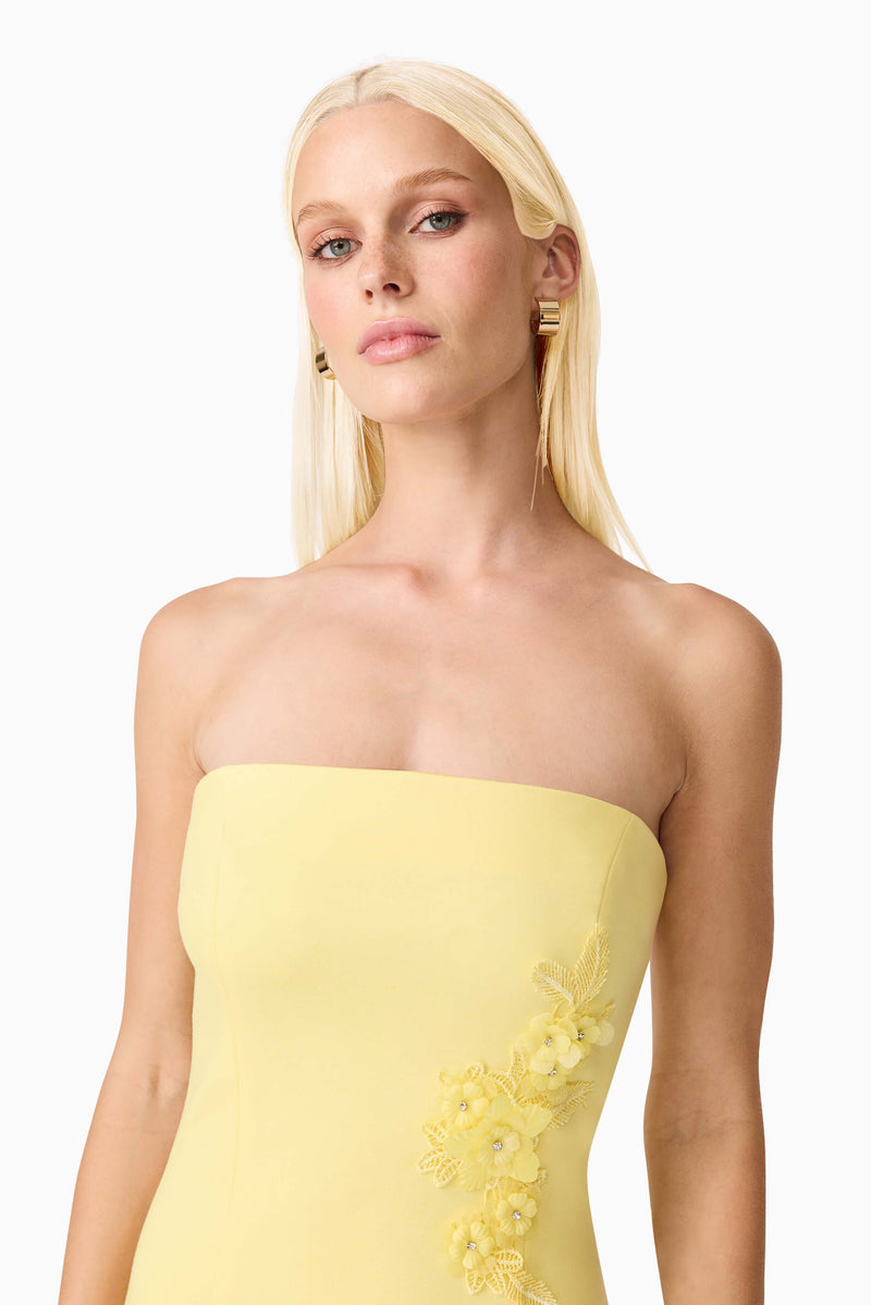 Blonde model wearing Evee Strapless Maxi Dress in Yellow close up shot