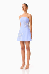 Brunette model wearing the Mira Strapless Mini Dress in Blue side shot 