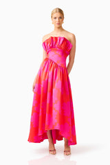 Brunette model wearing the Laurel Sleeveless Maxi Dress in Pink & Red posed shot