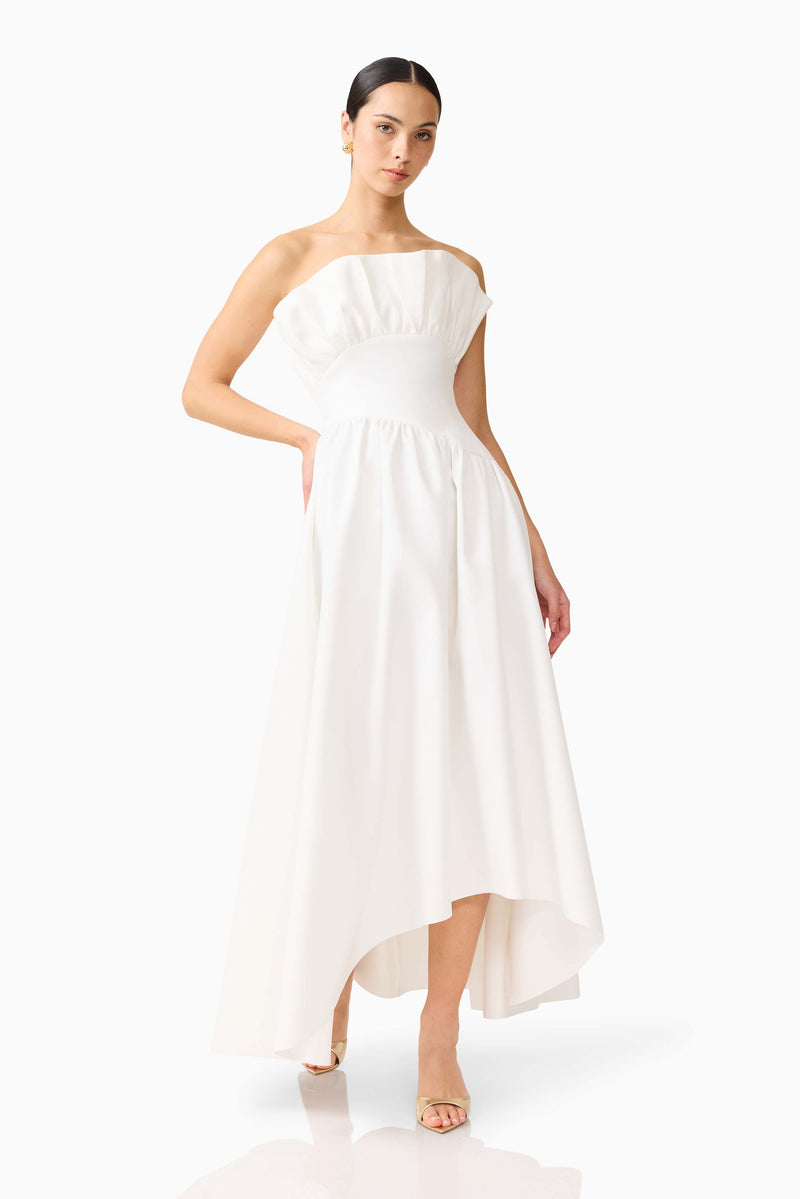 Brunette model wearing the Laurel Sleeveless Maxi Dress In White posed shot 