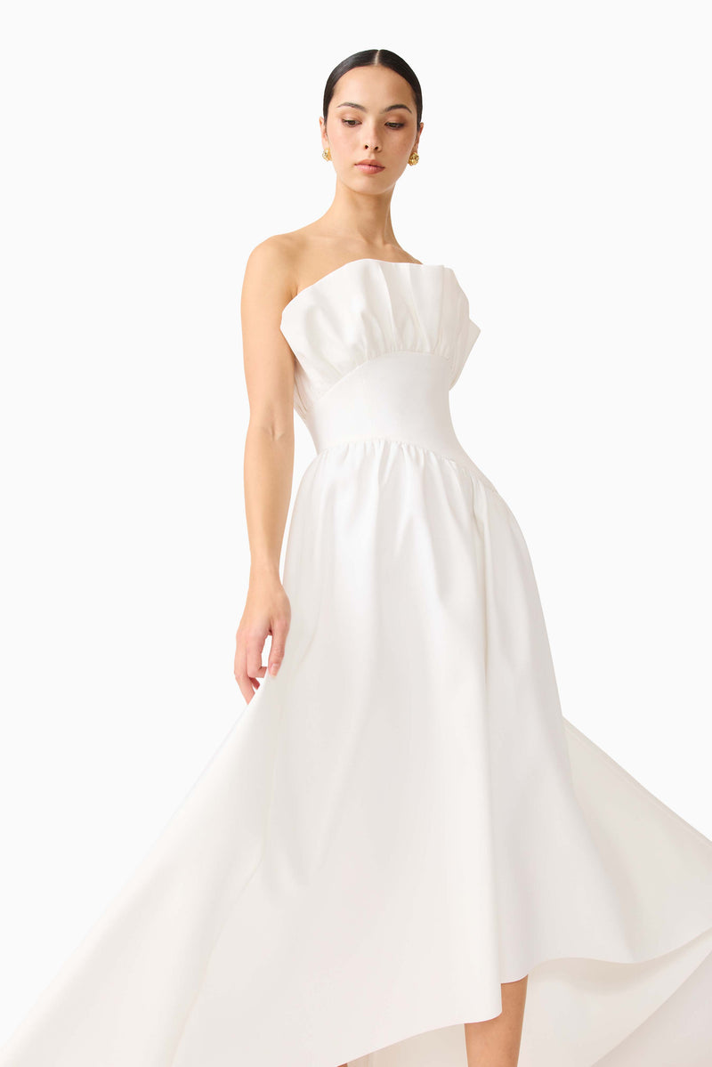 Brunette model wearing the Laurel Sleeveless Maxi Dress In White close up shot 