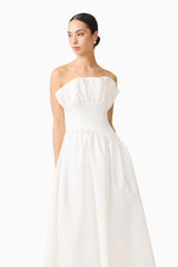 Brunette model wearing the Laurel Sleeveless Maxi Dress In White close up looking away shot 