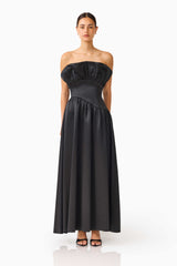 Brunette model wearing the Laurel Sleeveless Maxi Dress in Black front shot 