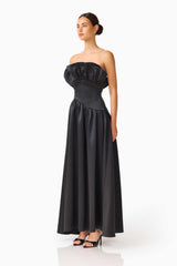 Brunette model wearing the Laurel Sleeveless Maxi Dress in Black side shot 