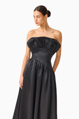 Brunette model wearing the Laurel Sleeveless Maxi Dress in Black close up shot 