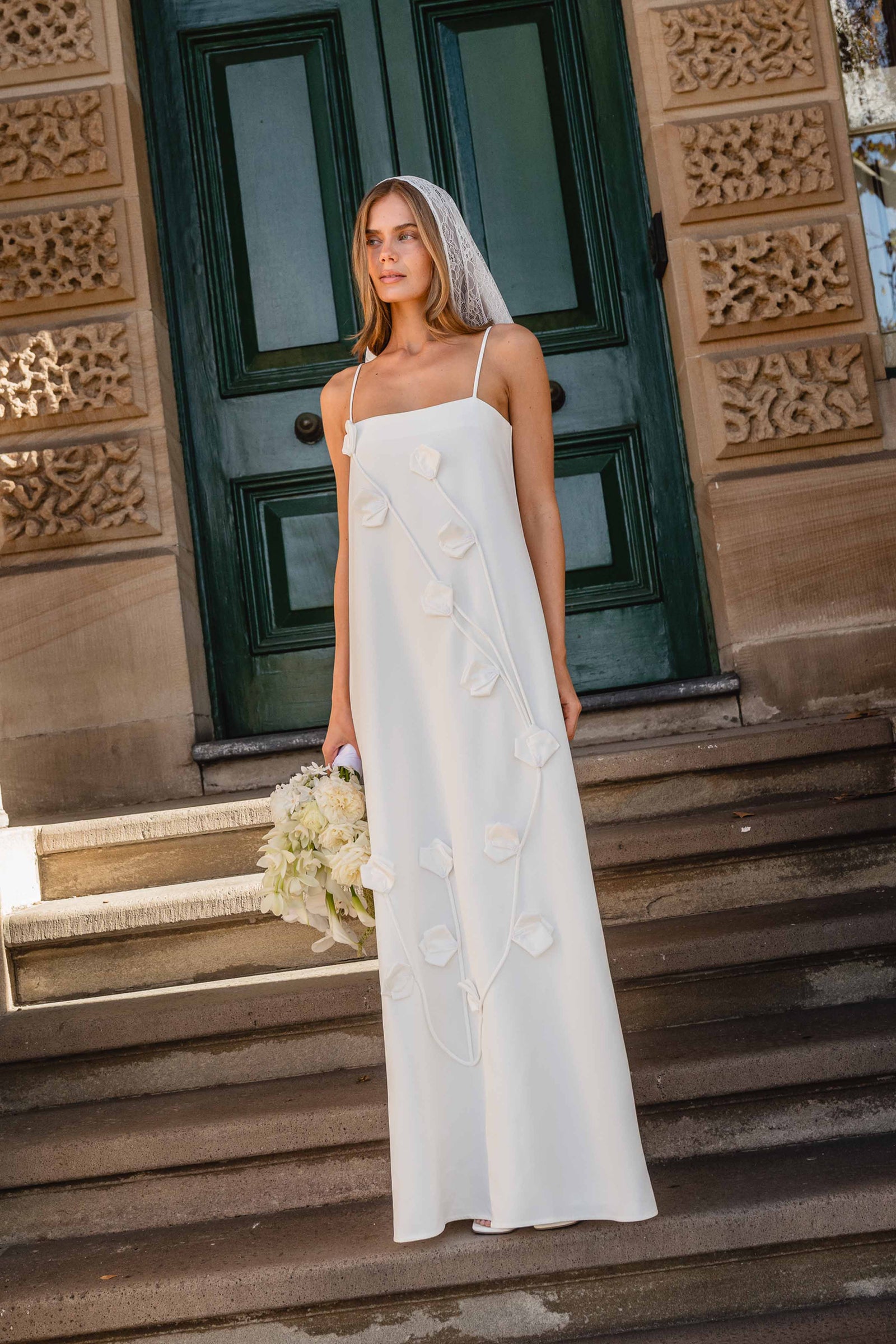 イ*ヌ様 完売品　Elise えみ姉　ビジュー　オフショルダー　ホワイト Nolana Floral Applique Gown in White – Elliatt